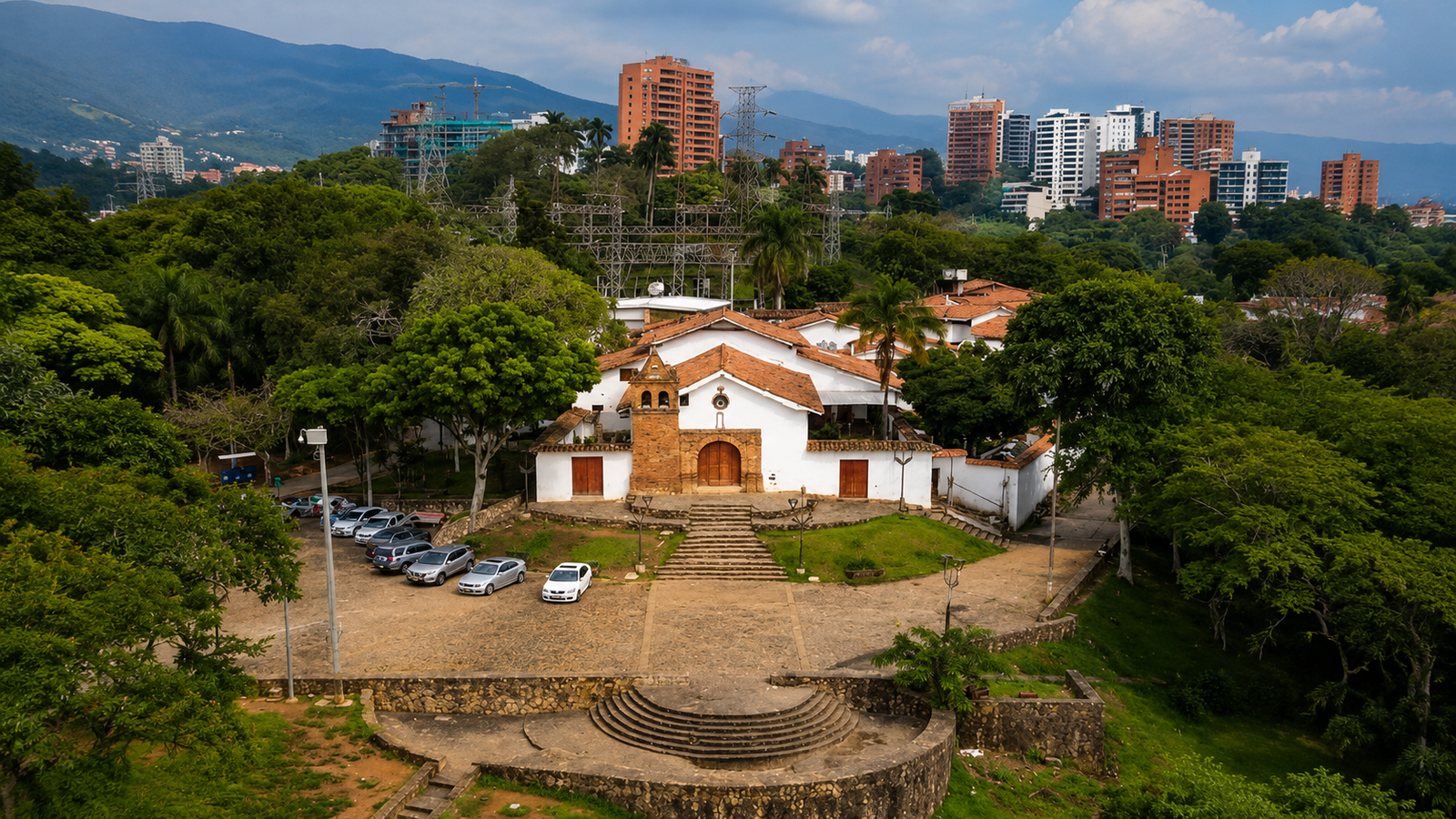 Calles coloniales del barrio San Antonio en Cali, itinerario turístico en carro