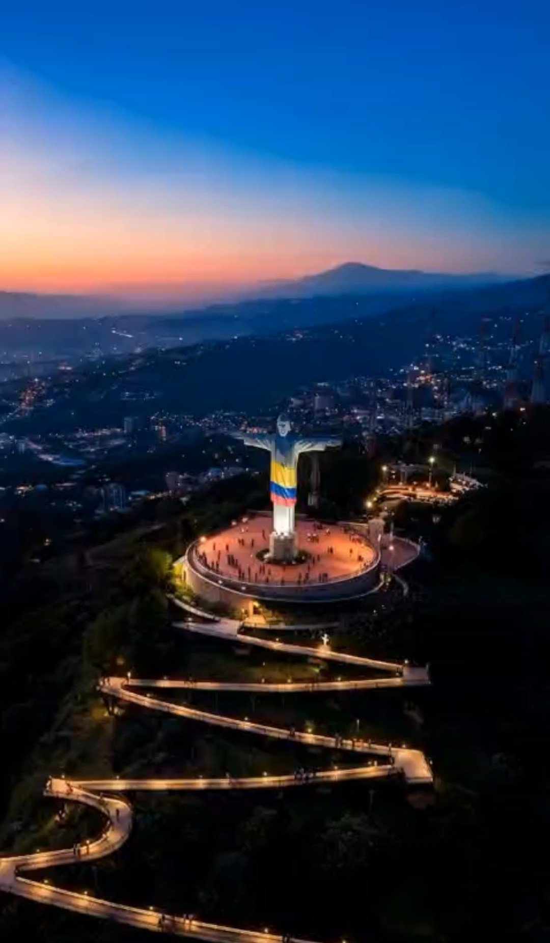 Atardecer en el Monumento a Cristo Rey, Cali, recorrido turístico en carro